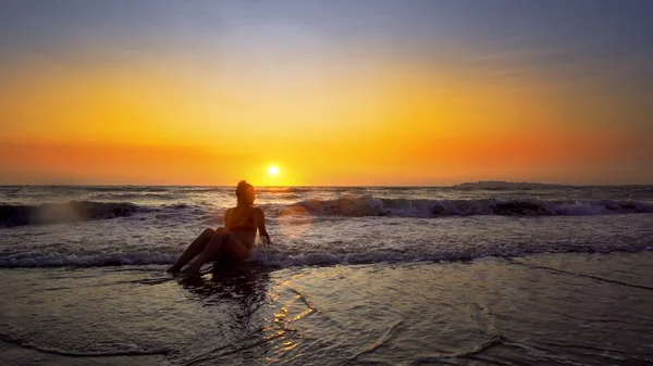 Mulher Desfrutando Férias Costa Pôr Sol Fundo — Fotografia de Stock