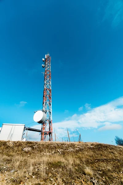 Menara Telekomunikasi Dengan Antena Piring Dan Mobile — Stok Foto