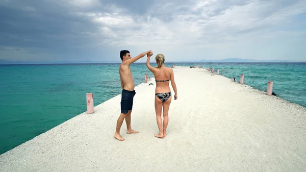 Ρομαντικό Ευτυχισμένο Ζευγάρι Που Έχοντας Διασκέδαση Στην Προβλήτα Παραλίας — Φωτογραφία Αρχείου