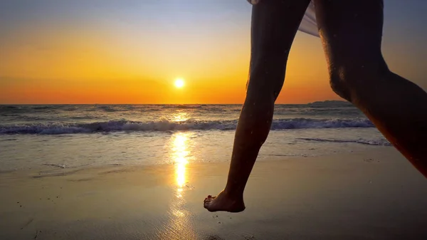 Mulher Correndo Água Fundo Por Sol Desfrutando Liberdade Durante Férias — Fotografia de Stock