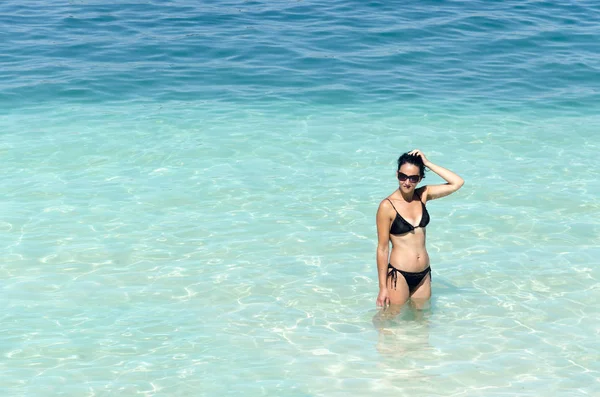 Donna Godendo Oceano Durante Vacanze — Foto Stock