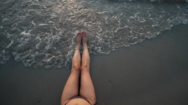 Вид Сверху Ноги Женщин Пляже Утопающих Волнах — стоковое фото