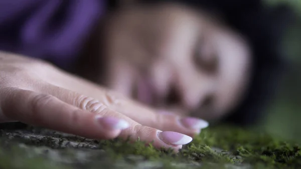 Mulher Descansando Natureza Sua Mão Tocando Pedra Com Musgo Floresta — Fotografia de Stock