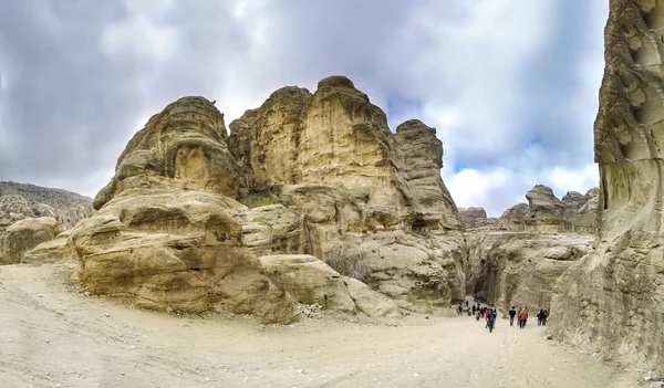 Petra Jordania Circa Ene 2017 Turistas Cerca Tumbas Reales Petra —  Fotos de Stock