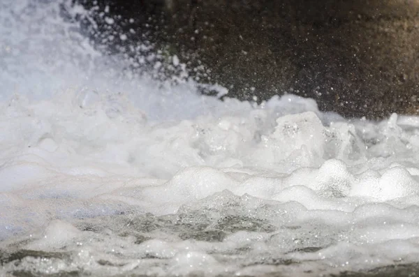 水形成泡の形状 自然環境のスプラッシュの閉鎖 — ストック写真