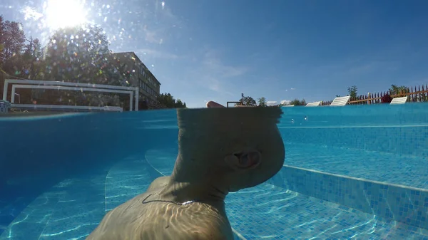 Homem Relaxante Hidroterapia Piscina Termal — Fotografia de Stock