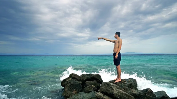 Joven Parado Muelle Sobre Fondo Nublado Del Cielo — Foto de Stock