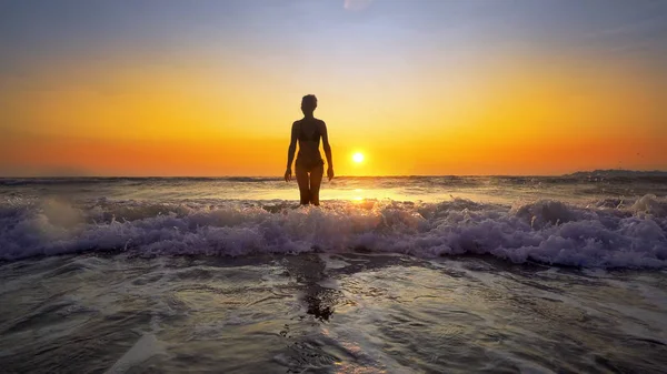 Kobieta Korzystających Wakacje Wybrzeżu Tle Zachodu Słońca — Zdjęcie stockowe