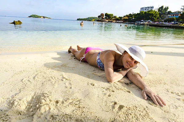 Κορίτσι Καπέλο Και Μπικίνι Απολαμβάνει Στην Παραλία Κατά Διάρκεια Διακοπών — Φωτογραφία Αρχείου