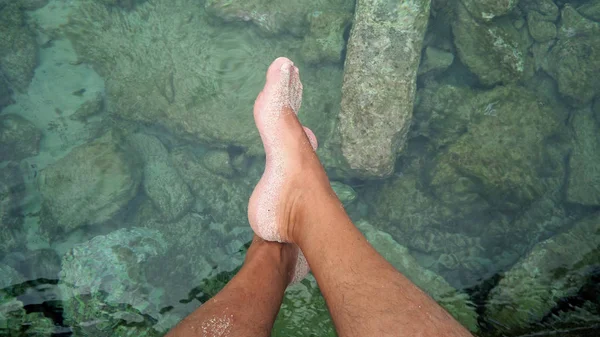 Чоловік Відпочиває Біля Озера Сидячи Краю Пірсу Розмахуючи Ногами Біля — стокове фото