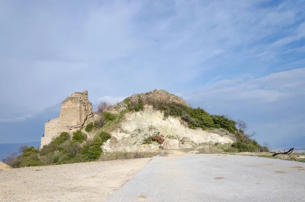 Разрушение Средневековой Крепости Сидящей Вершине Холма — стоковое фото