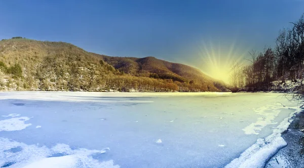 Panoramautsikt Över Frusen Sjö Vid Soluppgången — Stockfoto