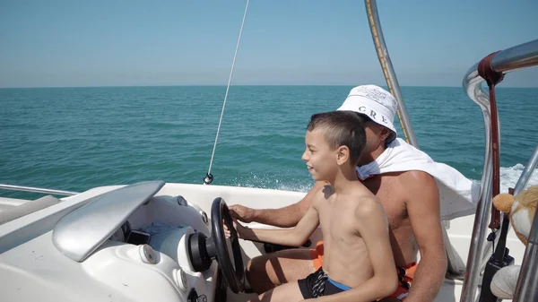 Yacht Capitano Mano Sul Volante Yacht Uomo Locale Insegnando Bambino — Foto Stock