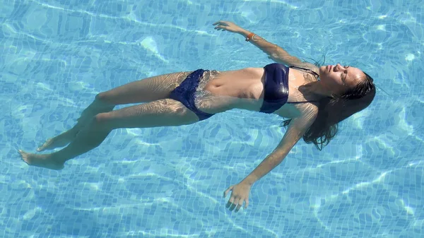 Young Woman Relaxing Pool Laying Water Surface — Stock Photo, Image