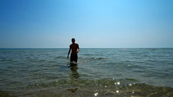 Όμορφος Αθλητής Αρσενικό Περπατώντας Έξω Από Νερό Στην Παραλία Της — Φωτογραφία Αρχείου
