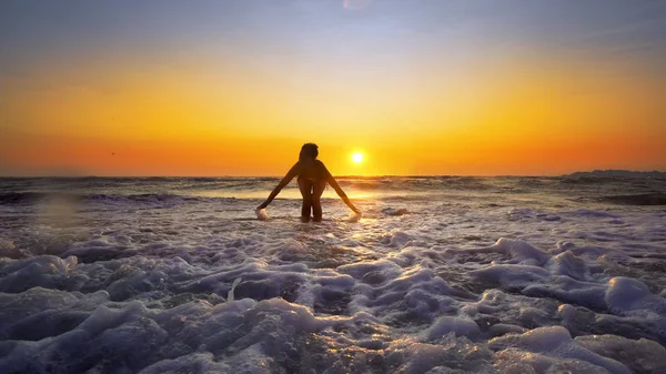 在日落背景下享受海滨度假的妇女 — 图库照片