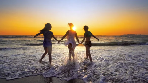 Grupo Meninas Felizes Divertindo Nas Ondas Mar Praia Pôr Sol — Fotografia de Stock