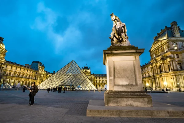 2017 年頃のパリ フランス 世がパリのルーブル美術館での主要な中庭 クール ナポレオン の乗馬の彫像 — ストック写真
