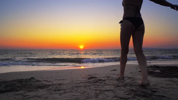 Kvinnan Promenader Havet Med Händer Vidöppen Sunset Bakgrund Frihet Koncept — Stockfoto