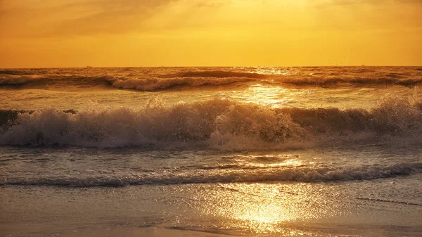 Storm Waves Splashing Beach Sunset Background — Stock Photo, Image