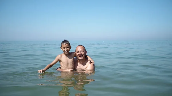 Pai Filho Brincando Água Juntos Durante Férias Verão — Fotografia de Stock