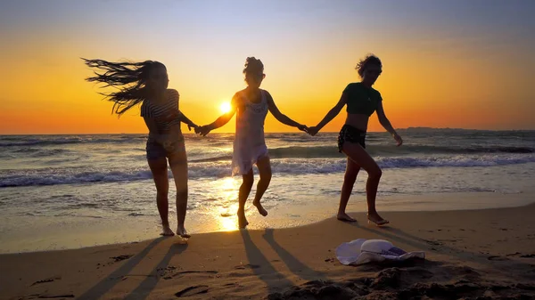 Group Happy Girls Having Fun Sea Waves Beach Sunset Background — Stock Photo, Image