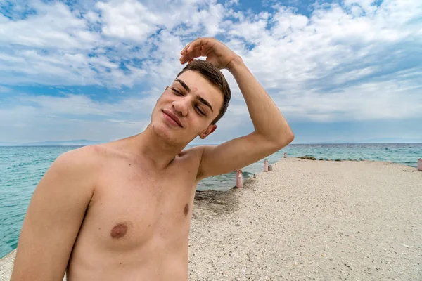 Genç Adam Gündüz Iskelede Poz — Stok fotoğraf