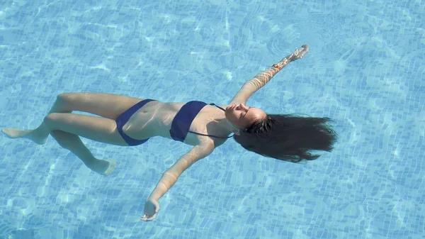 Mujer Joven Relajándose Piscina Tendida Superficie Del Agua — Foto de Stock