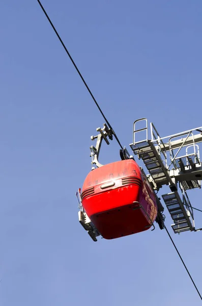 Red Cabin Ski Lift Latar Belakang Langit Biru — Stok Foto