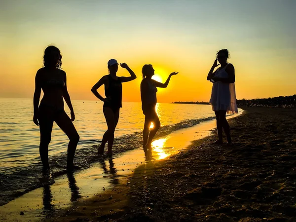 Siluet Orang Menari Pantai Latar Belakang Matahari Terbenam — Stok Foto
