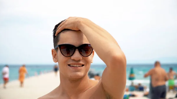 Junger Mann Mit Sonnenbrille Posiert Tagsüber Strand — Stockfoto