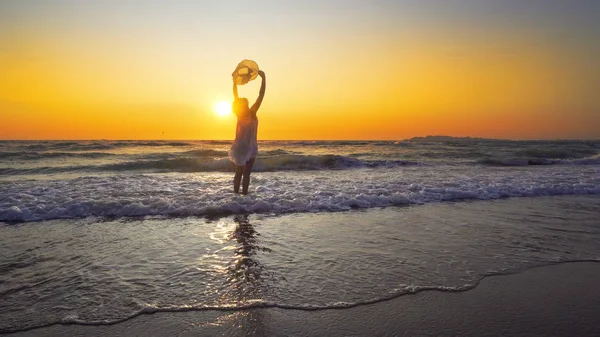 Mulher Vestido Branco Segurando Chapéu Fundo Por Sol — Fotografia de Stock