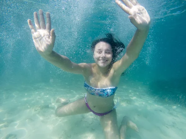 Fille Nager Sous Eau Sourire — Photo