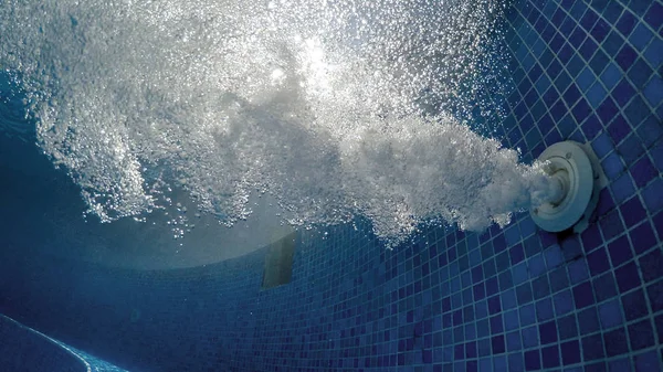 Bulles Dans Eau Claire Bleue Fraîche Piscine Thermale — Photo