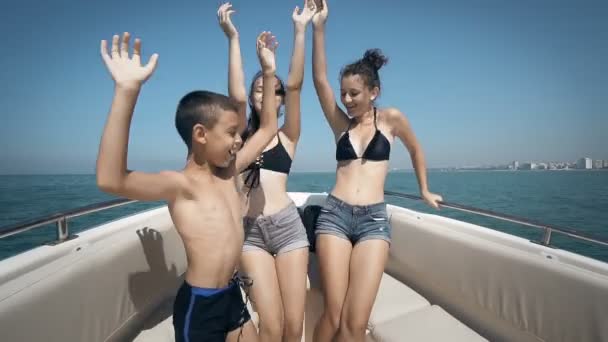 Junge Fröhliche Menschen Haben Spaß Bei Bootsparty Glückliche Freunde Genießen — Stockvideo
