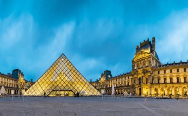 Paris, Fransa - Mayıs, 2017 yaklaşık: ışıklı Louvre Müzesi piramit, müze için ana giriş 