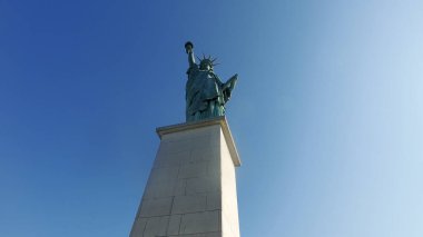 Özgürlük Anıtı'nın Paris kopyası aşağıdan sinematik görünümü