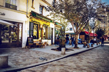 Paris, Fransa - 08 Mayıs 2017: Paris Shakespeare Company, ve insanlar Left Bank, Paris, Fransa ünlü Shakespeare ve şirket kitapçıda dışında bir kitap okumak