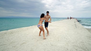 Genç çift eğleniyor kumsalda mücadele