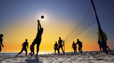 Durres, Arnavutluk - Ağustos, 2017 yaklaşık: plaj voleybolu günbatımı arka planda etkin oynayanlar silüeti