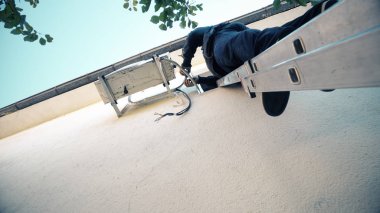 Müşteri evine klima döşeyen teknisyen. Sinema filmi.