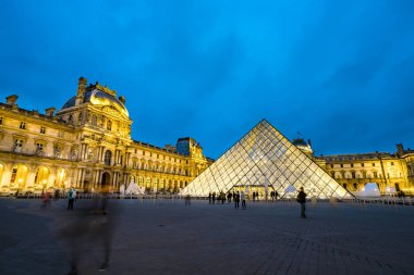 Paris, Fransa - Mayıs, 2017 yaklaşık: ışıklı Louvre Müzesi piramit, müze için ana giriş 