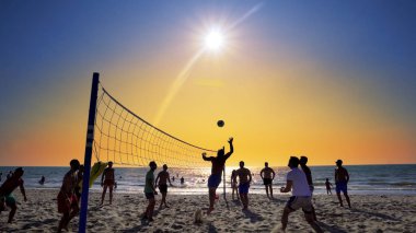 Durres, Arnavutluk - Ağustos, 2017 yaklaşık: plaj voleybolu günbatımı arka planda etkin oynayanlar silüeti