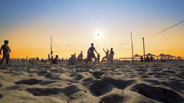 Durres, Arnavutluk - Ağustos, 2017 yaklaşık: plaj voleybolu günbatımı arka planda etkin oynayanlar silüeti