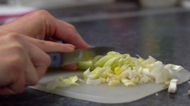 Pırasa doğrama eller yakın çekim