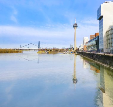 Dusseldorf nehir yansıması ile güneşli yaz gün 