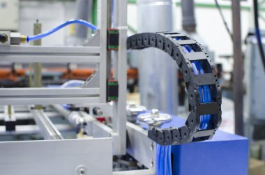 Endüstriyel makine esnek güç trak tel tepsi taşıma mekanizması ayrıntı, seçici odak boşaltmak arka plan