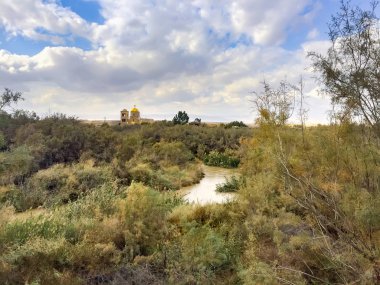 Orta Doğu ülke Ürdün Krallığı - Ürdün Nehri ve Rum Ortodoks Kilisesi John the Baptist vaftiz Site Bethany Beyond yakınındaki kutsal topraklarda Jordan (Al-Maghtas) güneşli kış günü içinde seyahat