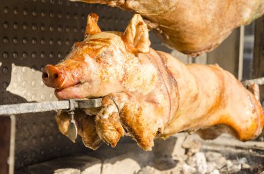 Izgara domuz geleneksel kömür ve yangın