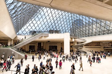 Paris, Fransa - Mayıs, 2017 yaklaşık: Louvre Müzesi içinde cam piramit ücretsiz bölümü salonunda altında yürüyüş ziyaretçi